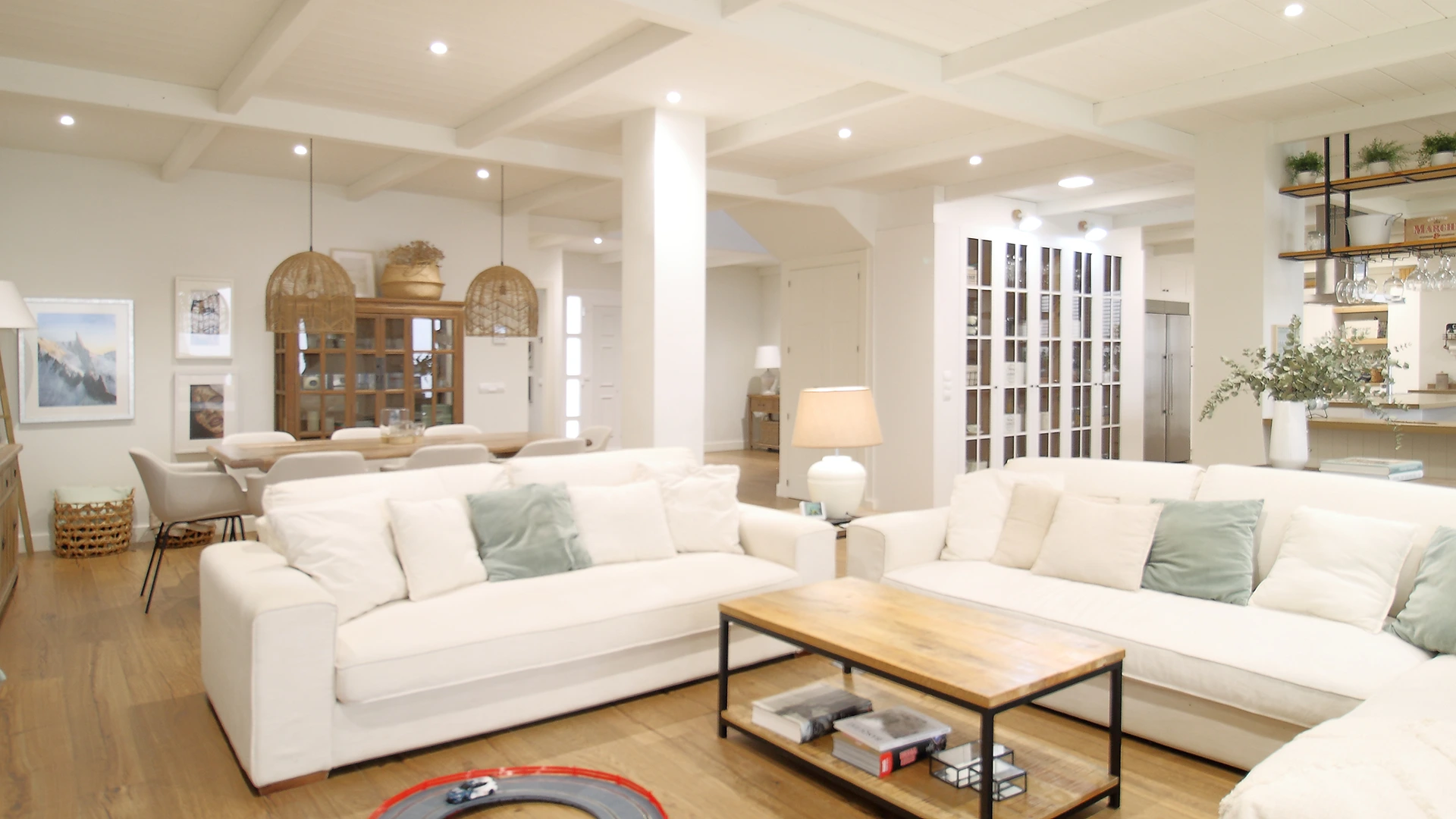 Casa MyP 2 Obra nueva de Andú Arquitectura vista de comedor con cocina abierta