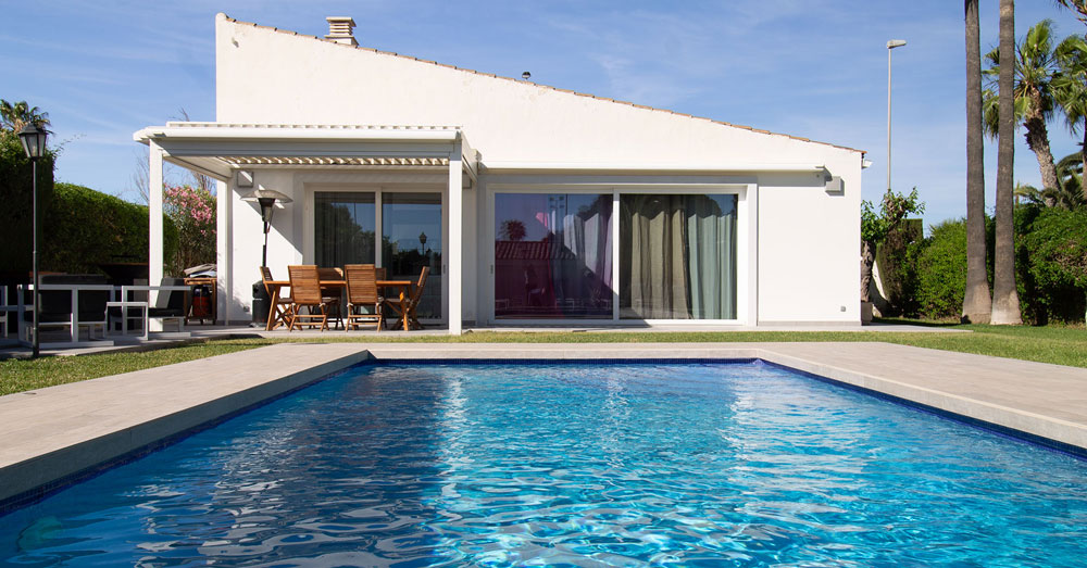 Reforma de SyS 5 Fachada principal de casa despues de ser reformada por Andu Arquitectura