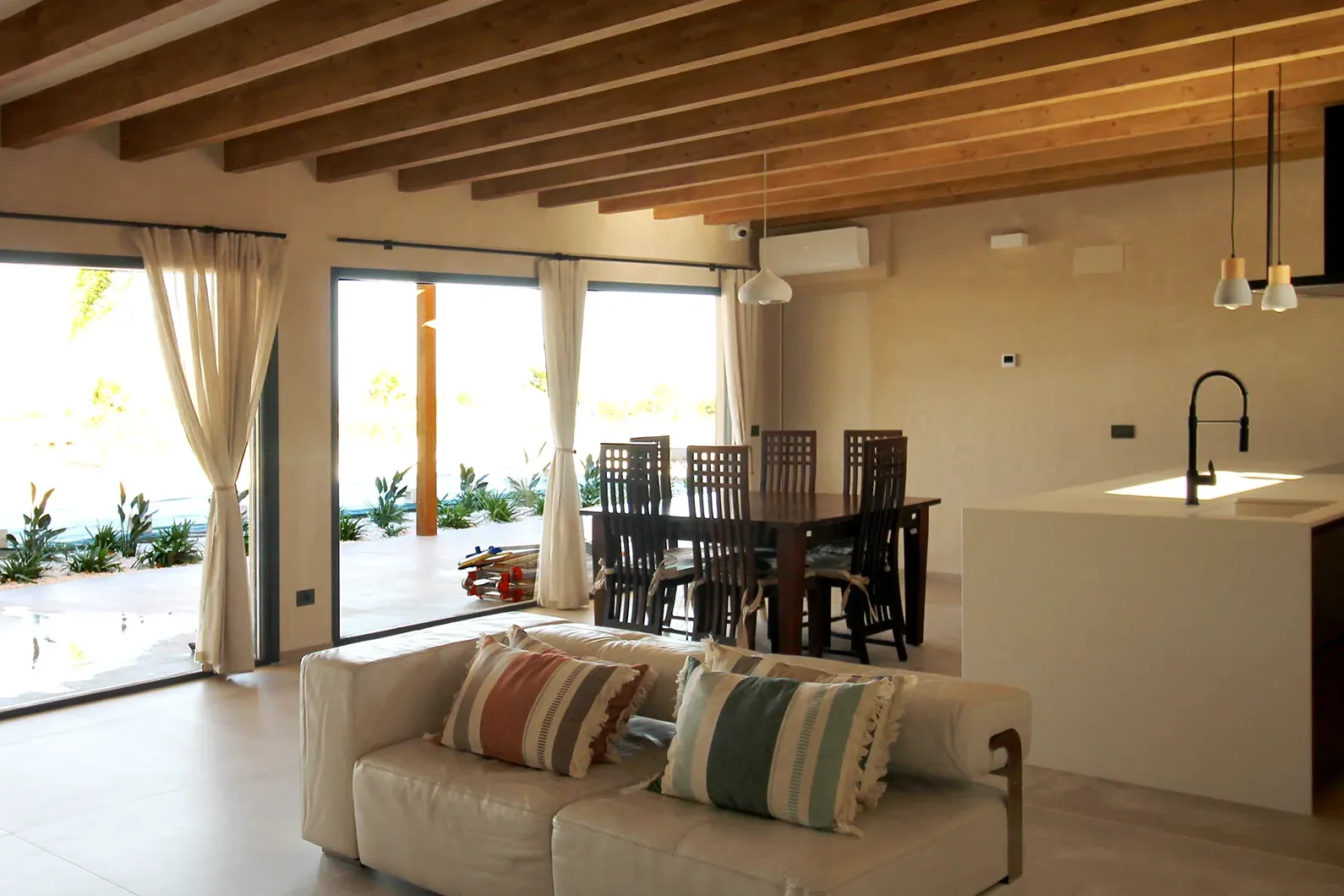 Casa AyC 7 Cocina abierta a comedor en casa de madera en Alicante obra nueva de Andu Arquitectura